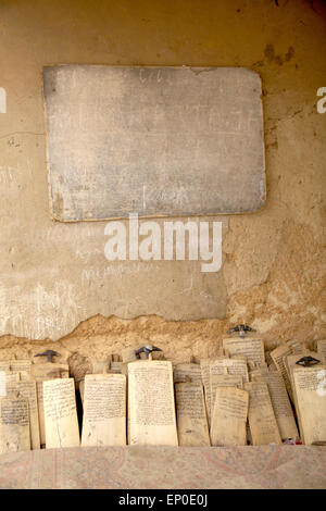 Kano, Nigéria. 06Th avr, 2015. Les citations du Coran ont été écrits sur des tablettes de bois placée à côté d'un mur de l'école coranique Almajiri à Kano, au Nigeria, 01 avril 2015. Le Gouvernement nigérian estime qu'il y a autour de 9 millions d'étudiants Coran Almajiri dans la région. Le terme "Almajiri" signifie "immigrant" en arabe. Photo : Kristin Palitza/dpa/Alamy Live News Banque D'Images