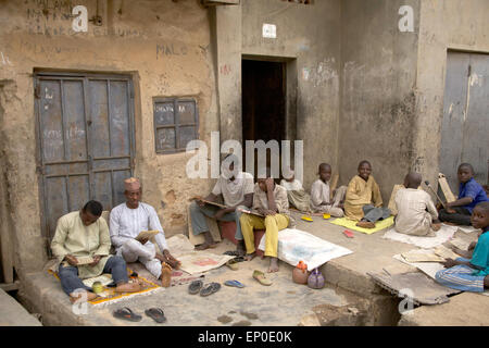 Kano, Nigéria. 06Th avr, 2015. Les garçons s'asseoir dans la cour d'une école coranique Almajiri à Kano, au Nigeria, 01 avril 2015. Le Gouvernement nigérian estime qu'il y a autour de 9 millions d'étudiants Coran Almajiri dans la région. Le terme "Almajiri" signifie "immigrant" en arabe. Photo : Kristin Palitza/dpa/Alamy Live News Banque D'Images