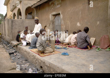 Kano, Nigéria. 06Th avr, 2015. Les garçons s'asseoir dans la cour d'une école coranique Almajiri à Kano, au Nigeria, 01 avril 2015. Le Gouvernement nigérian estime qu'il y a autour de 9 millions d'étudiants Coran Almajiri dans la région. Le terme "Almajiri" signifie "immigrant" en arabe. Photo : Kristin Palitza/dpa/Alamy Live News Banque D'Images