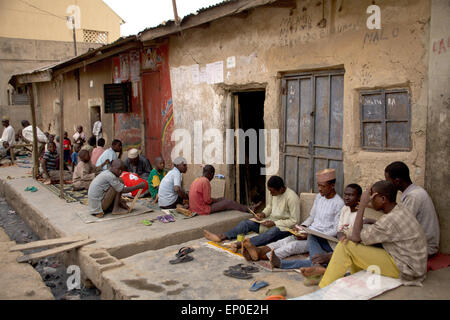 Kano, Nigéria. 06Th avr, 2015. Les garçons s'asseoir dans la cour d'une école coranique Almajiri à Kano, au Nigeria, 01 avril 2015. Le Gouvernement nigérian estime qu'il y a autour de 9 millions d'étudiants Coran Almajiri dans la région. Le terme "Almajiri" signifie "immigrant" en arabe. Photo : Kristin Palitza/dpa/Alamy Live News Banque D'Images