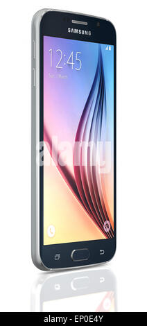 Saphir noir Samsung Galaxy S6 smartphone sur fond blanc. Banque D'Images