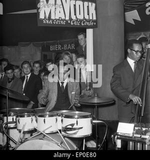 Der amerikanische und Jazzmusiker percussionniste Lionel Hampton dans l'action, 30. Novembre 1956. Le musicien de jazz américain Lionel Hampt Banque D'Images