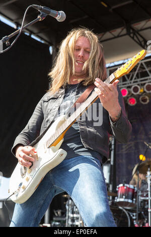 Somerset, Wisconsin, USA. 9 mai, 2015. Le guitariste JEFF GEORGE de Nous sommes prostituée effectue sur scène lors de la première invasion du Nord au cours du festival de musique "Le monde est plus fort mois d'at Somerset Amphitheater à Somerset, dans le Wisconsin © Daniel DeSlover/ZUMA/Alamy Fil Live News Banque D'Images