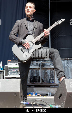 Somerset, Wisconsin, USA. 9 mai, 2015. Le guitariste Ryan de SITKOWSKI immobile dans White effectue sur scène lors de la première invasion du Nord au cours du festival de musique "Le monde est plus fort mois d'at Somerset Amphitheater à Somerset, dans le Wisconsin © Daniel DeSlover/ZUMA/Alamy Fil Live News Banque D'Images