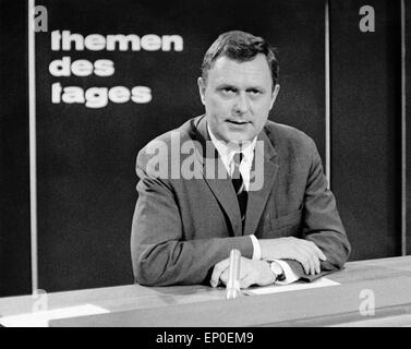 Der Reporter Gustav Trampe als Modérateur der 'themen des tages' innerhalb der ZDF, ca Nachrichtensendung. 1967. Journaliste allemand Banque D'Images