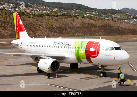 Un TAP Portugal Airbus A319 avion à l'aéroport de Funchal, Madère, Europe Banque D'Images