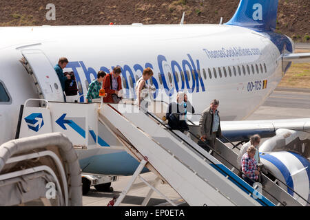 Les passagers débarquant d'un Thomas Cook Airlines Airbus A319-100 avion à l'aéroport de Funchal, Madère, Europe Banque D'Images