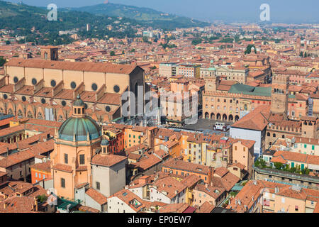 Bologne, Emilie-Romagne, Italie. Vue d'ensemble du centre historique de la ville et l'église de San Petronio, fondée en 1390. Banque D'Images