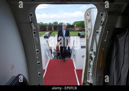 Sochi, Russie. 12 mai, 2015. Le secrétaire d'Etat John Kerry à repasser son avion à Andrews Air Force Base en route vers Sotchi, Russie pour rencontrer le président russe Vladimir Poutine et le Ministre des affaires étrangères Sergey Lavrov, le 11 mai 2015 à Camp Springs, dans le Maryland. Banque D'Images