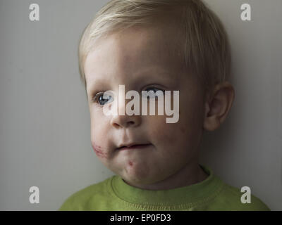 12 mai 2015 - Portrait d'un petit garçon avec une face rayée © Igor Golovniov/ZUMA/ZUMAPRESS.com/Alamy fil Live News Banque D'Images