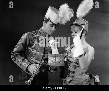 Der Schlagersänger Gus Backus dans der Show 'Herzlichst, Ihr Peter Kraus', 1960 Anfang er Jahre. Singer Gus Backus dans un plat allemand s Banque D'Images