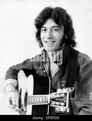 Der britische Singer-Songwriter und Musikproduzent Albert Hammond mit Gitarre senneur, 1970er Jahre. La chanteuse britannique songwrite un Banque D'Images