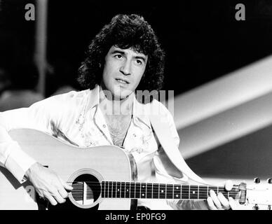 Der britische Singer-Songwriter und Musikproduzent Albert Hammond mit Gitarre senneur, 1970er Jahre. La chanteuse britannique songwrite un Banque D'Images