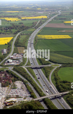 Vue aérienne de l'A1(M) d'autoroute en direction sud à Boroughbridge, North Yorkshire, UK Banque D'Images