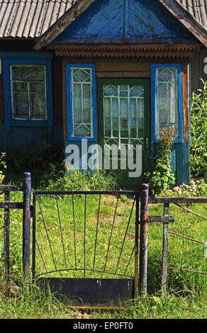 Paysage du village - entrée pour vieille maison de bois, clôture de fer porte. Banque D'Images