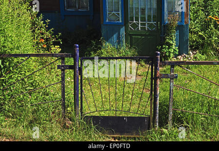 Paysage du village - entrée pour vieille maison de bois, clôture de fer porte. Banque D'Images