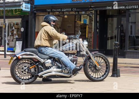 Man riding loin sur une Harley Davidson CVO 2014 FXSBSE sport cycle moteur personnalisé en petits groupes Banque D'Images