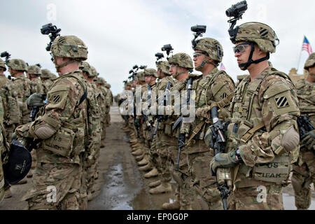 Les soldats de l'Armée américaine à partir de la 3ème Division d'infanterie sont en formation au cours d'une cérémonie le coup de l'exercice Noble Partner 11 Mai, 2015 en Géorgie, Vaziani. Partenaire Noble est un domaine de la formation et de l'exercice de tir réel entre l'armée américaine et l'armée géorgienne. Banque D'Images