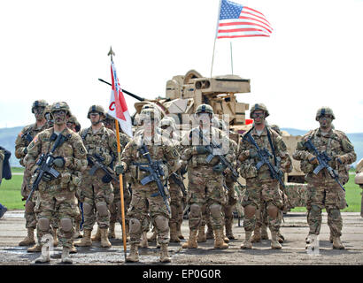 Les soldats de l'Armée américaine à partir de la 91e Régiment de cavalerie se tenir en formation lors d'une cérémonie le coup de l'exercice Noble Partner 11 Mai, 2015 en Géorgie, Vaziani. Partenaire Noble est un domaine de la formation et de l'exercice de tir réel entre l'armée américaine et l'armée géorgienne. Banque D'Images