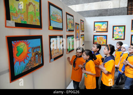 Damas, Syrie. 12 mai, 2015. Les enfants syriens regarder peintures créées par leurs pairs lors d'une exposition d'art des enfants tenue à Khan en tant qu'ad Pasha à Damas, capitale de la Syrie, le 12 mai 2015. Credit : Ammar/Xinhua/Alamy Live News Banque D'Images