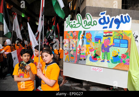 Damas, Syrie. 12 mai, 2015. Les enfants syriens assister à une exposition d'art des enfants tenue à Khan en tant qu'ad Pasha à Damas, capitale de la Syrie, le 12 mai 2015. Credit : Ammar/Xinhua/Alamy Live News Banque D'Images