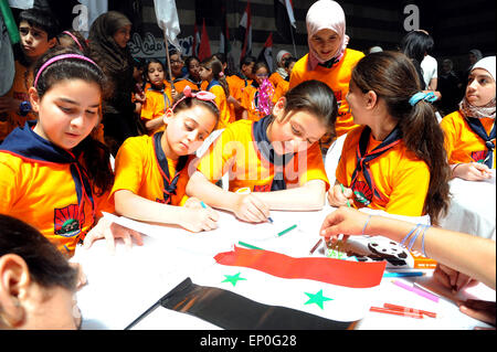 Damas, Syrie. 12 mai, 2015. Les enfants syriens tirer sur papier comme ils assistent à une exposition d'art des enfants tenue à Khan en tant qu'ad Pasha à Damas, capitale de la Syrie, le 12 mai 2015. Credit : Ammar/Xinhua/Alamy Live News Banque D'Images