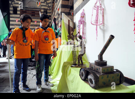 Damas, Syrie. 12 mai, 2015. Les enfants syriens regarde des sculptures créées par leurs pairs lors d'une exposition d'art des enfants tenue à Khan en tant qu'ad Pasha à Damas, capitale de la Syrie, le 12 mai 2015. Credit : Ammar/Xinhua/Alamy Live News Banque D'Images