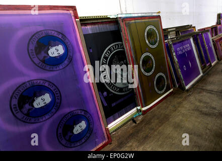 South Boston, Massachusetts, USA. 12 mai, 2015. Pour l'impression d'écrans différents drapeaux sont liguées contre un mur à Flagmakers Annin, les 160 ans de société dont les drapeaux ont joué un rôle historique dans l'histoire américaine. C'était un drapeau Annin drapés sur Abraham Lincoln et le cercueil a été utilisée plus tard dans les funérailles de John F. Kennedy. Annin un drapeau a été hissé au sommet du mont. Lors de l'Everest la National Geographic Society, atteint pour la première fois. Annin un drapeau a été soulevée par les Marines sur Mt. Banque D'Images