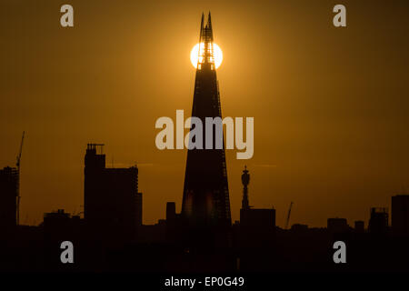 Londres, Royaume-Uni. 12 mai, 2015. Bien vu derrière le split Shard Building Crédit : Guy Josse/Alamy Live News Banque D'Images