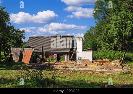 La brique cuisinière pour la cuisson, le chauffage de la maison et dormir avec banc.La maison en bois entourant le four est démonté. Banque D'Images