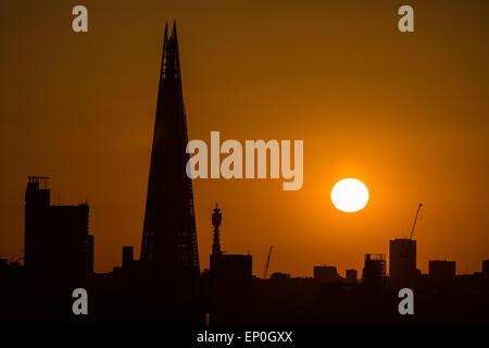 Londres, Royaume-Uni. 12 mai, 2015. Coucher de soleil derrière le Shard Building Crédit : Guy Josse/Alamy Live News Banque D'Images