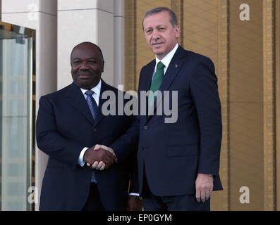 Ankara, Turquie. 12 mai, 2015. Le Président turc, Recep Tayyip Erdogan (R), serre la main avec la visite du Président gabonais Ali Bongo Ondimba (L)à Ankara, Turquie, 12 mai 2015. Credit : Mustafa Kaya/Xinhua/Alamy Live News Banque D'Images