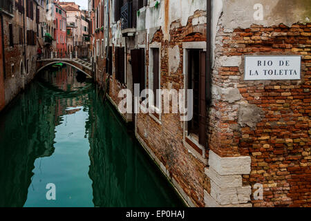 Rio de la toletta est un court canal in Venice Banque D'Images