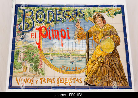 Les carreaux de céramique peinture publicité le typique bar-café, Bodegas El Pimpi dans la Calle Granada, Malaga, la province de Malaga, Andalousie, s Banque D'Images