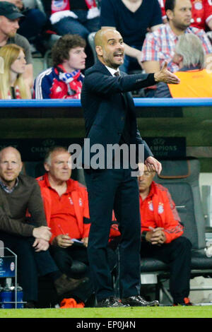 Munich, Allemagne. 12 mai, 2015. Football Ligue des Champions demi-finale 2ème jambe. Le Bayern Munich et Barcelone. L'entraîneur-chef du Bayern Munich Pep Guardiola cris Crédit : instructions Plus Sport Action/Alamy Live News Banque D'Images