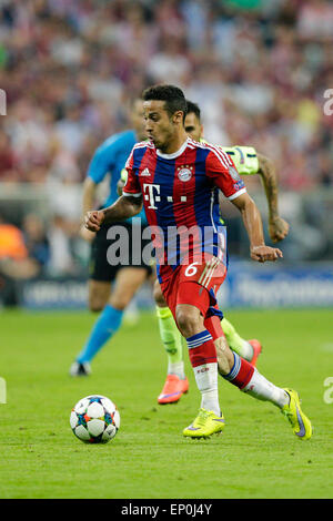 Munich, Allemagne. 12 mai, 2015. Football Ligue des Champions demi-finale 2ème jambe. Le Bayern Munich et Barcelone. Le Bayern de Munich, Thiago Alcantara en action : Action Crédit Plus Sport/Alamy Live News Banque D'Images