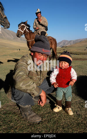 Fier père kirghize et son fils, le Kirghizistan, l'Asie centrale Banque D'Images