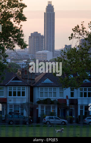 Au-delà de la période édouardienne foyers riverains de Ruskin Park dans le sud de Londres, le gratte-ciel résidentiel appelé St George Wharf Tower. Banque D'Images