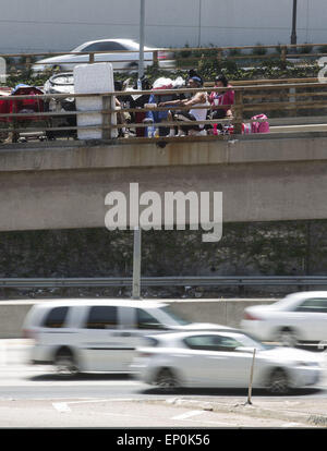 Los Angeles, Californie, USA. 12 mai, 2015. Les sans-abri sont vus dans le centre-ville de Los Angeles le 12 mai 2015. Le nombre de personnes sans-abri vivant dans une vaste portion du comté de Los Angeles a fait un bond de 16 pour cent au cours des deux dernières années, selon les chiffres publiés lundi 11 mai par l'Autorité des services de sans-abri de Los Angeles. Le nombre des sans-abri d'agence était.mené en janvier et exclus, Glendale Pasadena et de Long Beach. Il a constaté que plus de 41 000 personnes sans domicile dans la comté . à partir d'environ 35 000 en 2013. Mais le nombre d'anciens combattants sans abri est demeuré stable à un peu plus Banque D'Images