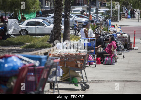 Los Angeles, Californie, USA. 12 mai, 2015. Les sans-abri sont vus dans le centre-ville de Los Angeles le 12 mai 2015. Le nombre de personnes sans-abri vivant dans une vaste portion du comté de Los Angeles a fait un bond de 16 pour cent au cours des deux dernières années, selon les chiffres publiés lundi 11 mai par l'Autorité des services de sans-abri de Los Angeles. Le nombre des sans-abri d'agence était.mené en janvier et exclus, Glendale Pasadena et de Long Beach. Il a constaté que plus de 41 000 personnes sans domicile dans la comté . à partir d'environ 35 000 en 2013. Mais le nombre d'anciens combattants sans abri est demeuré stable à un peu plus Banque D'Images