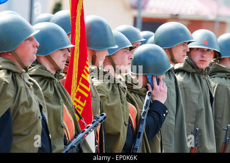 Célébrant le 70e anniversaire de la fête de la Victoire (WWII), soldats soviétiques dans les casques et vêtements Banque D'Images