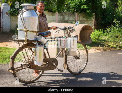 Transport laitier des bidons de lait sur son vélo. Banque D'Images