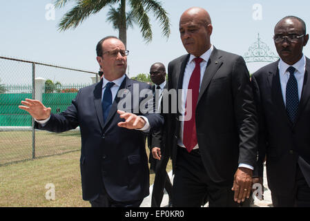 Port-au-Prince, Haïti. 12 mai, 2015. Le Président français François Hollande (L) parle avec son homologue haïtien Michel Martelly (C) sur le chemin du palais national à Port-au-Prince, Haïti, le 12 mai 2015. Le Président français François Hollande a entamé une visite officielle en Haïti mardi. © Luz Sosa/Xinhua/Alamy Live News Banque D'Images