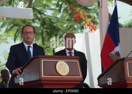 Port-au-Prince, Haïti. 12 mai, 2015. Le Président français François Hollande (L) prononce un discours, avec son homologue haïtien Michel Martelly (R), en face du monument de Toussaint Louverture au Champ de Mars, à Port-au-Prince, Haïti, le 12 mai 2015. Le Président français François Hollande a entamé une visite officielle en Haïti mardi. © Luz Sosa/Xinhua/Alamy Live News Banque D'Images
