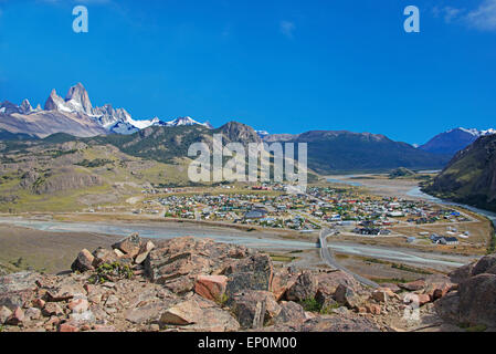 Vue panoramique sur la plage et Fitz Roy El Chalten ville Patagonie Argentine Banque D'Images