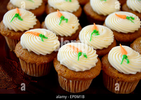 Close up of carrot cake cupcakes avec glaçage au fromage à la crème. Banque D'Images