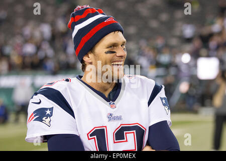 11 mai 2015 - DOSSIER PHOTO - New England Patriots quaterback Tom Brady (12) suspendu quatre matches pour déflater la peine capitale dans les ballons de match de championnat de CFA. Sur la photo : 11 mai 2015 - DOSSIER PHOTO - New England Patriots quaterback Tom Brady (12) suspendu quatre matches pour déflater la peine capitale dans les ballons de match de championnat de CFA. Sur la photo : le 22 novembre 2012 : New England Patriots quarterback Tom Brady (12) ressemble à l'aide d'un capuchon tricot sur à la suite de l'action de grâce de la NFL match entre les New England Patriots et les New York Jets à MetLife Stadium à East Rutherford, New Jersey. La Nouvelle Angleterre P Banque D'Images