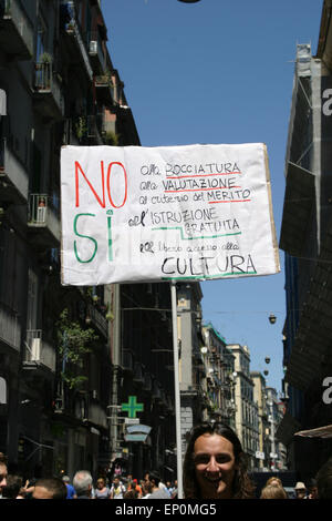 Naples, Italie. 12 mai, 2015. Les élèves de l'école 'boycotter' Invalsi.Il essais dans toutes les écoles de la Campanie contre le projet de loi 'Buona Scuola', avec des marches, des sit-ins et des réunions. © Salvatore Esposito/Pacific Press/Alamy Live News Banque D'Images