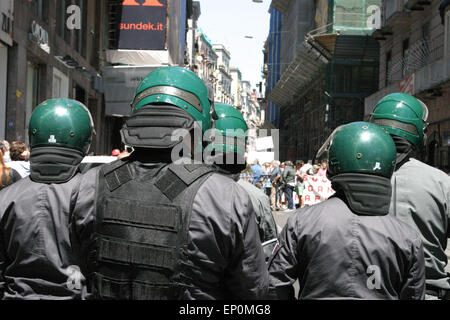 Naples, Italie. 12 mai, 2015. Des policiers montent la garde au cours de l'école étudiants 'boycotter' Invalsi.Il essais dans toutes les écoles de la Campanie contre le projet de loi 'Buona Scuola', avec des marches, des sit-ins et des réunions. © Salvatore Esposito/Pacific Press/Alamy Live News Banque D'Images