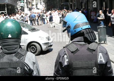 Naples, Italie. 12 mai, 2015. Des policiers montent la garde au cours de l'école étudiants 'boycotter' Invalsi.Il essais dans toutes les écoles de la Campanie contre le projet de loi 'Buona Scuola', avec des marches, des sit-ins et des réunions. © Salvatore Esposito/Pacific Press/Alamy Live News Banque D'Images